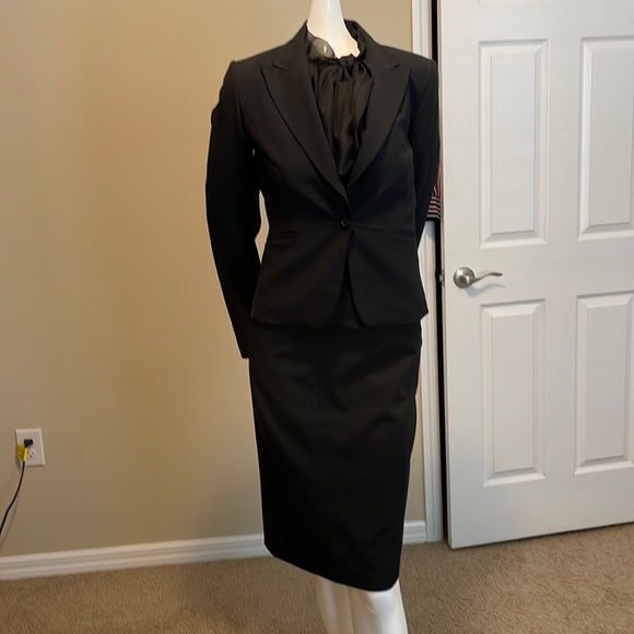 Elie Tahari Jackets & Blazers - ELIE TAHARI WOOL SUIT SIZE 2 BEAUTIFUL BODY CONSCIOUS FABRIC EUC